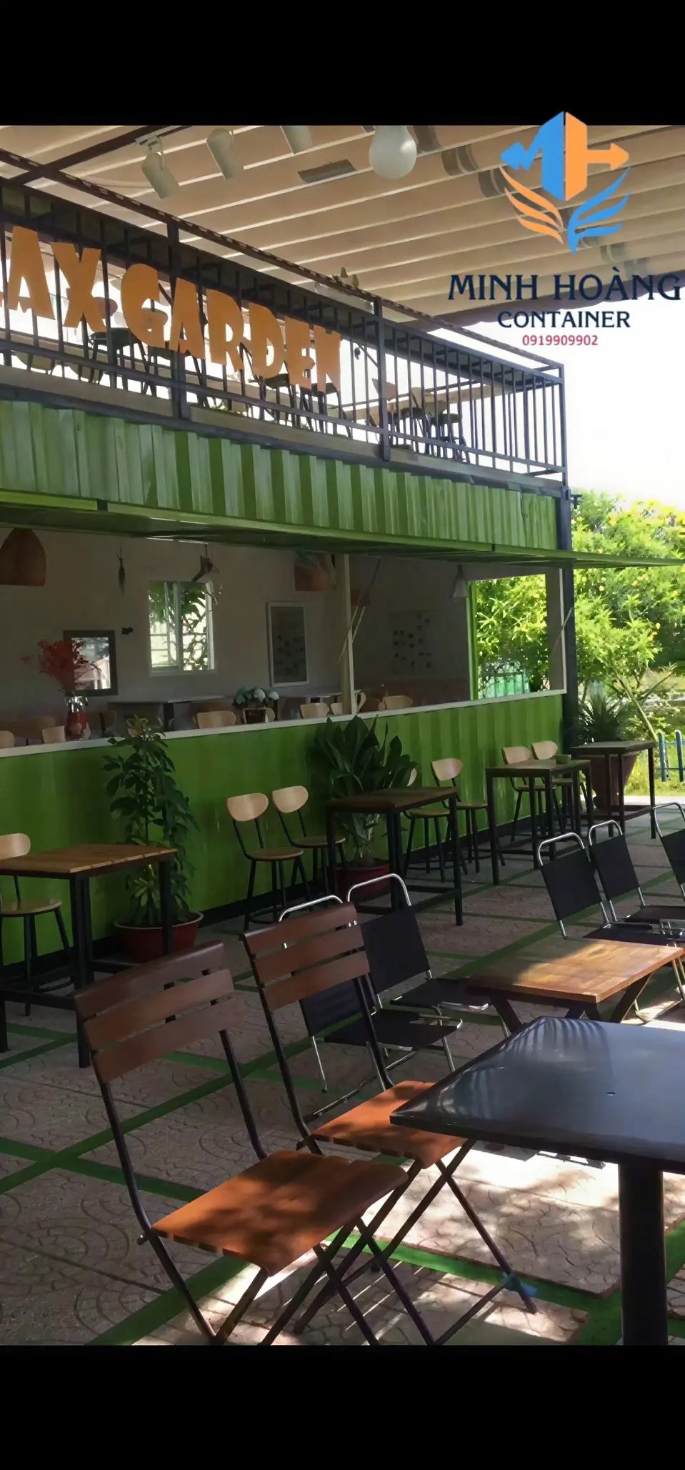 Container cafe 40 feet có sân thượng xanh lá viền đen